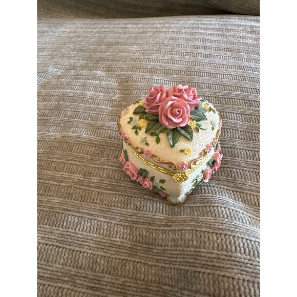 Heart Shaped Mirrored Trinket Box Garden Serenades Brahms Lullaby Heritage House - Picture 1 of 5